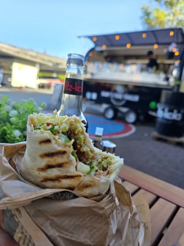 Falafel-Wrap vor dem Food Trailer
