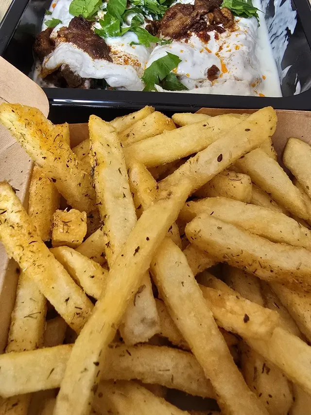 Pommes mit Fleisch und Joghurt in der Schale