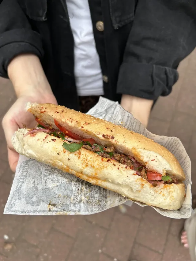 Belegtes Sandwich in beiden Händen