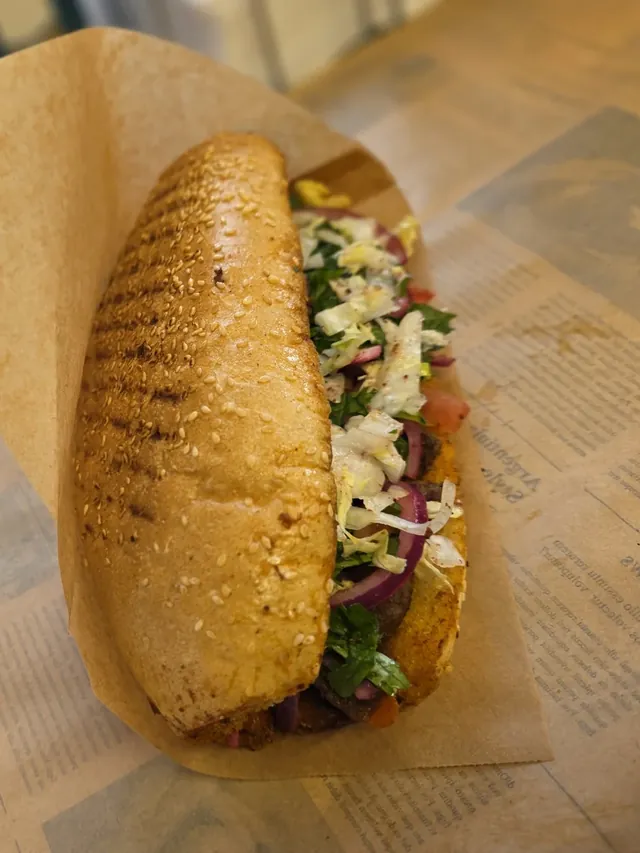 Tantuni-Sandwich auf Zeitungspapier