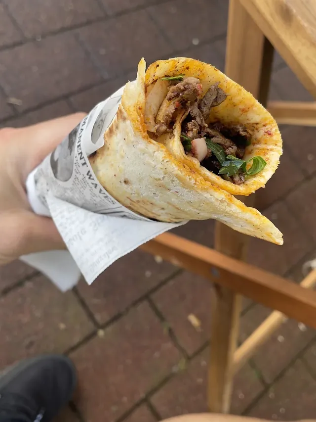 Zusammengerollter Tantuni-Wrap in der Hand