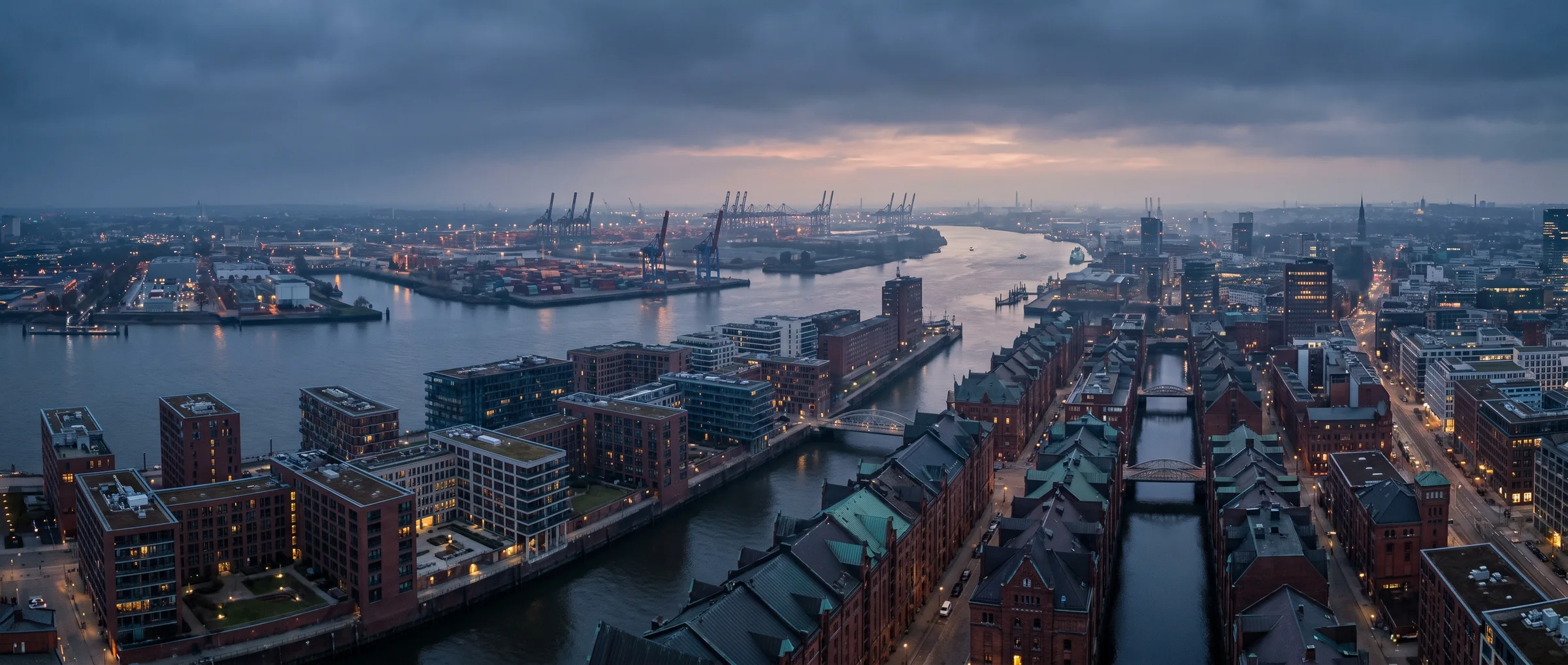 Hamburger Hafen und Speicherstadt aus der Luft in der Abenddämmerung